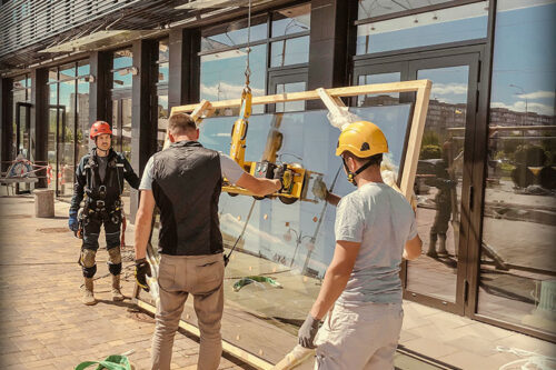 Lifting double-glazed windows with a suction cup