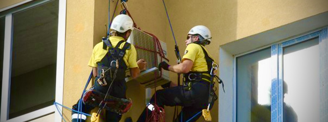 Air conditioning installation by alpinists