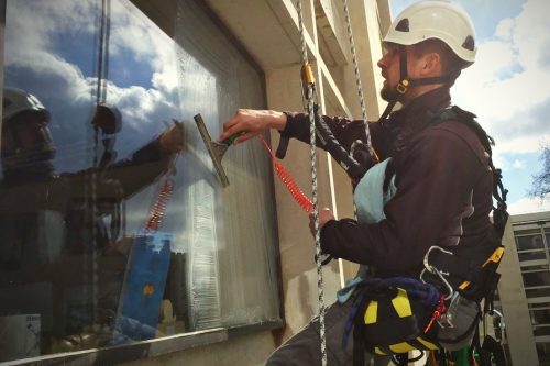 Window cleaning by climbers 2