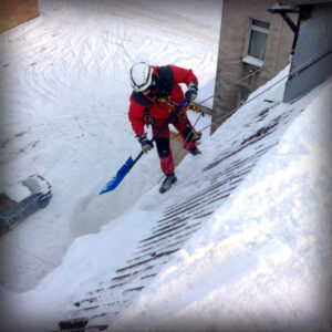 Очистка снега с крыш в Киеве
